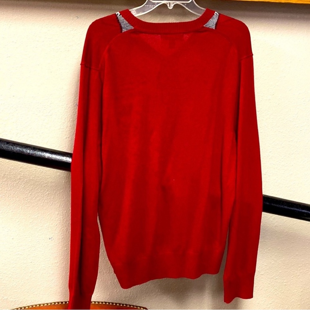 Cashmere v-neck. - Picture 2 of 3